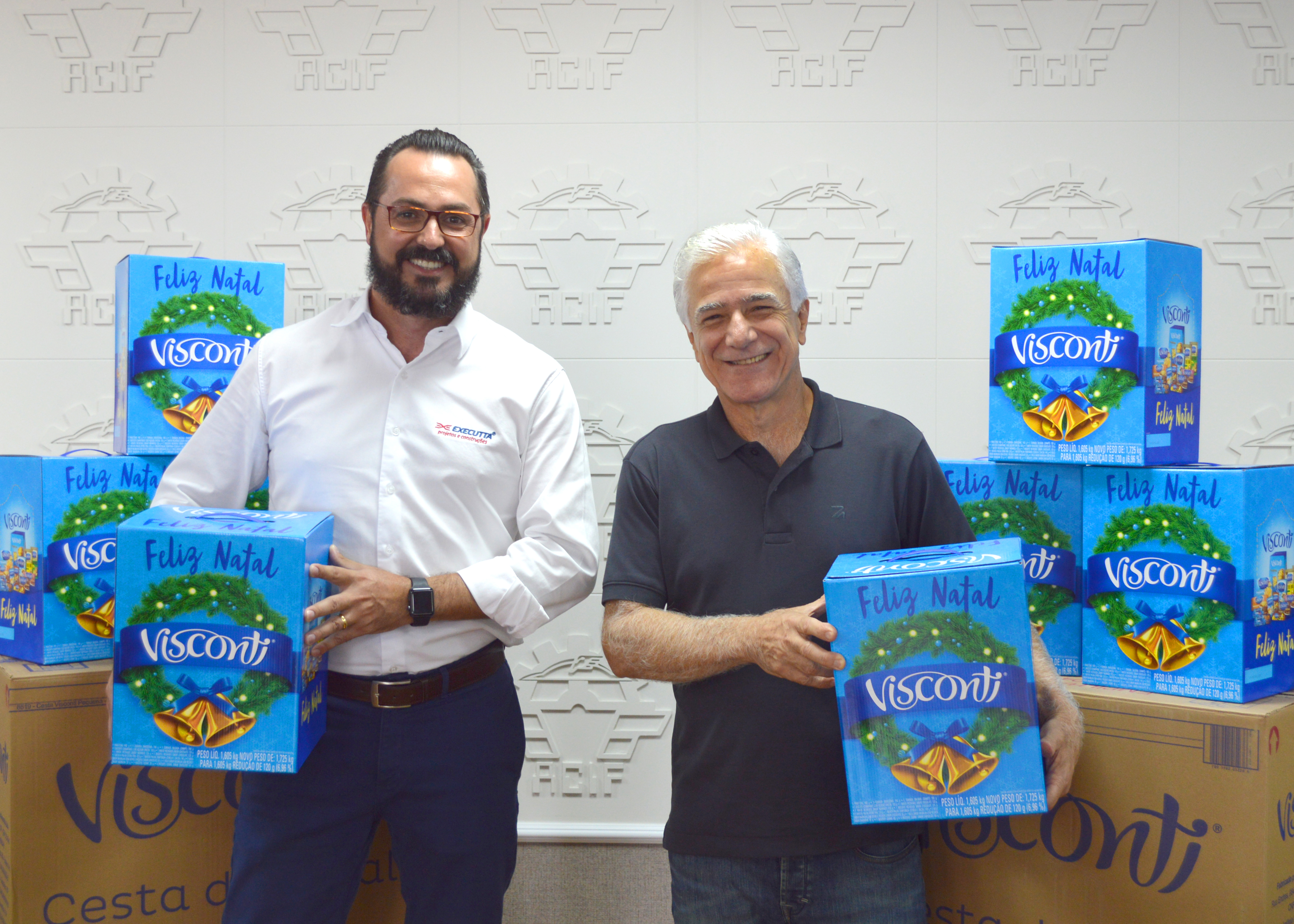 Presidente da ACIF, Dorival Mourão Filho, e Guto Bordin, Diretor Executivo da EXECUTTA com cestas distribuídas às famílias (Foto: Divulgação)